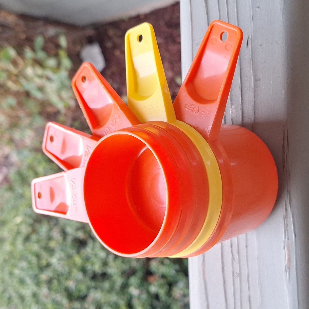 Vintage Tupperware 5 piece measuring cup set